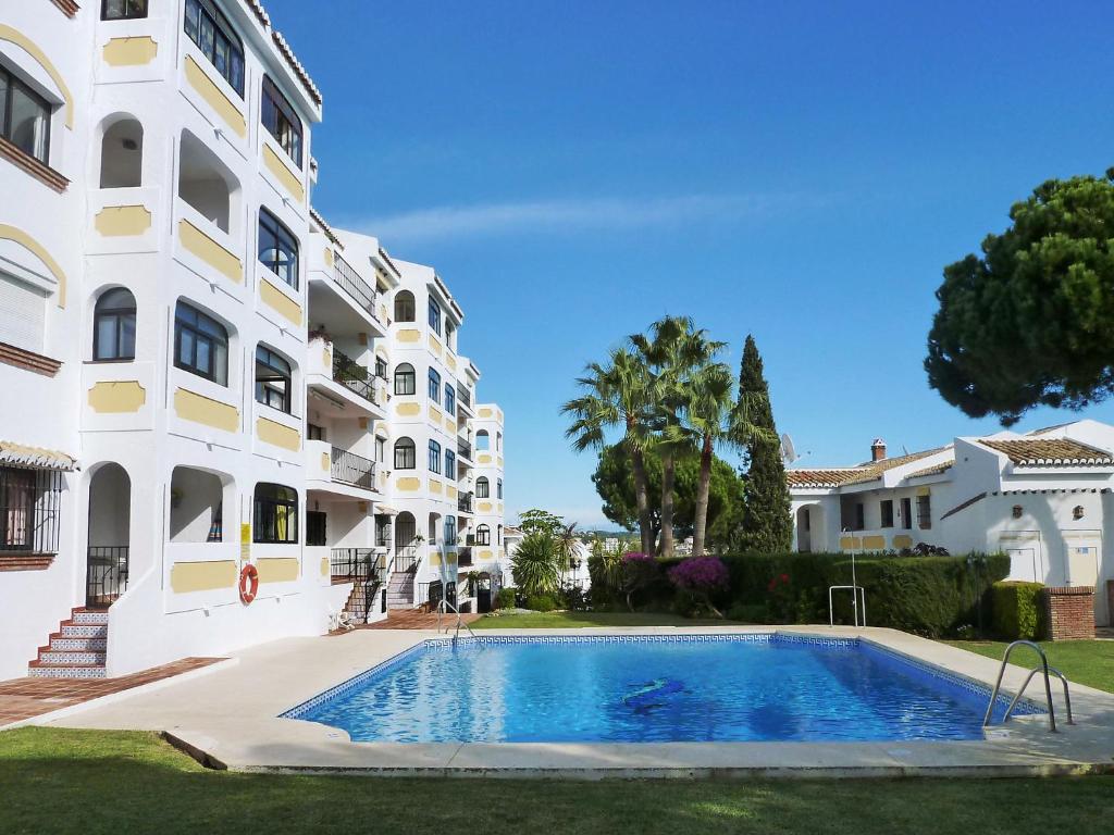 una piscina frente a un edificio en Apartment Las Acacias-3 by Interhome, en La Cala de Mijas