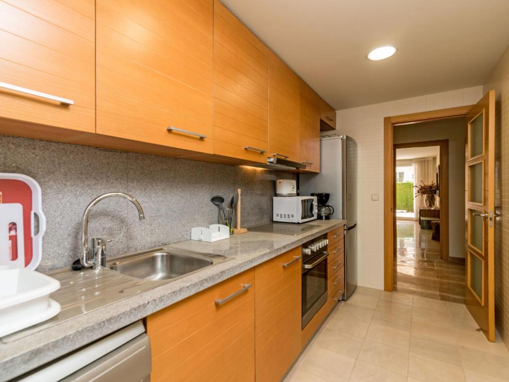 A kitchen or kitchenette at Apartment Golde Gardens by Interhome