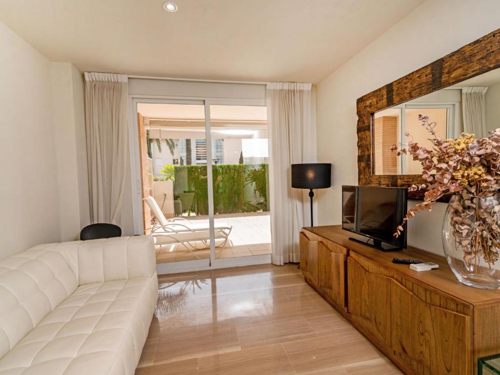 A television and/or entertainment centre at Apartment Golde Gardens by Interhome