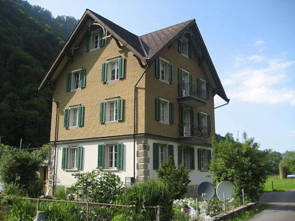 una casa grande con techo de gambrel en Apartment Villa Alpenblick Wolfenschiessen by Interhome en Wolfenschiessen