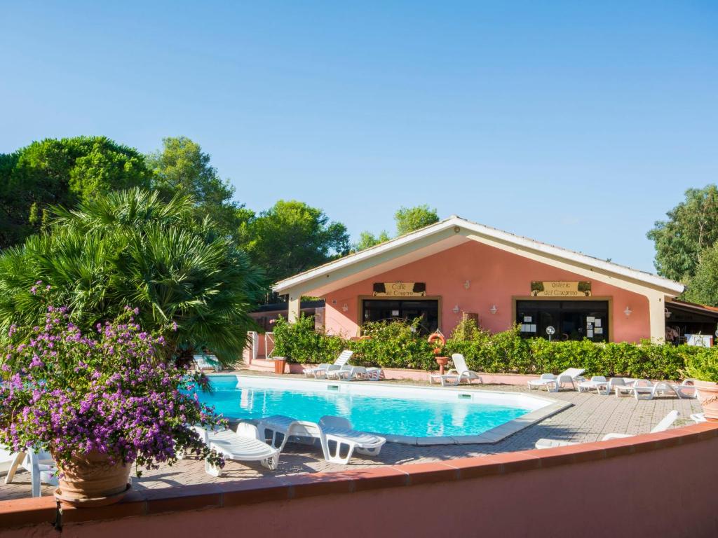 Bazén v ubytovaní Holiday Home Gineprino-7 by Interhome alebo v jeho blízkosti