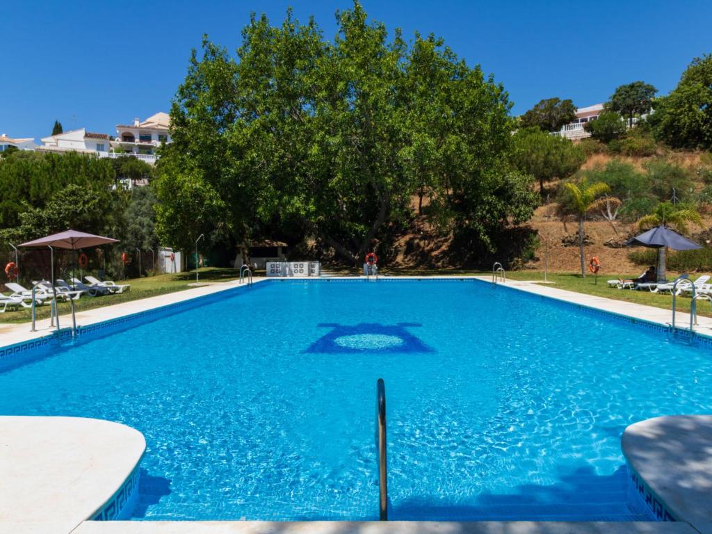 TorremuelleにあるHoliday Home Villa Ebano by Interhomeの青い水の大型スイミングプール