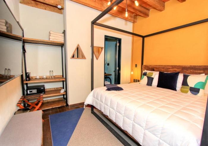 Postel nebo postele na pokoji v ubytování Antigua Trece Hotel Fusión