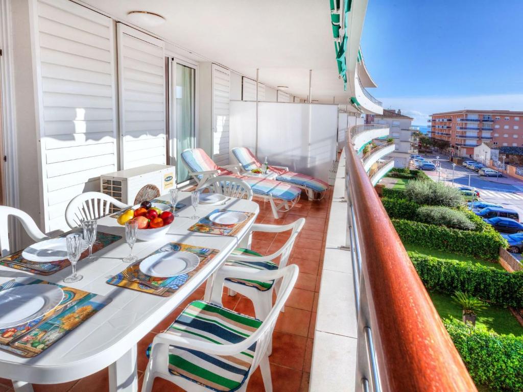 d'une salle à manger avec une table et des chaises sur un balcon. dans l'établissement Apartment Marina Palace by Interhome, à Sant Antoni de Calonge