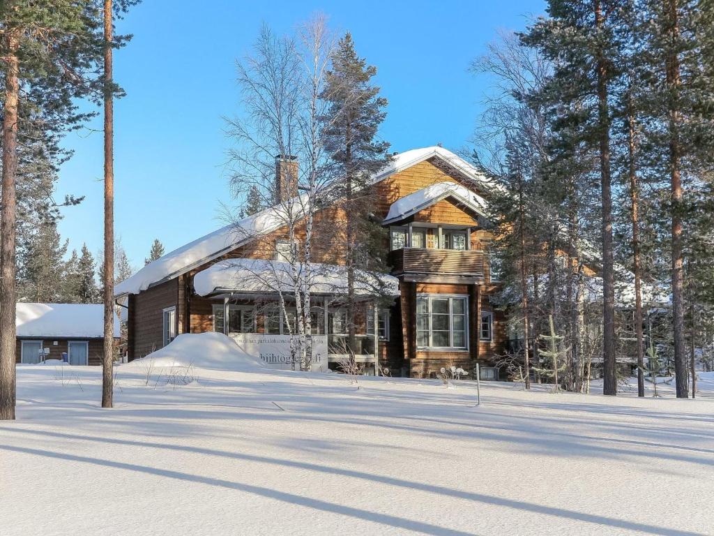 una cabaña de madera en la nieve con árboles en Holiday Home Hiihtogreeni a by Interhome en Sirkka