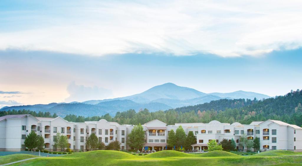 ルイドソにあるMCM Elegante Lodge & Resortsの山を背景にしたリゾートの描写