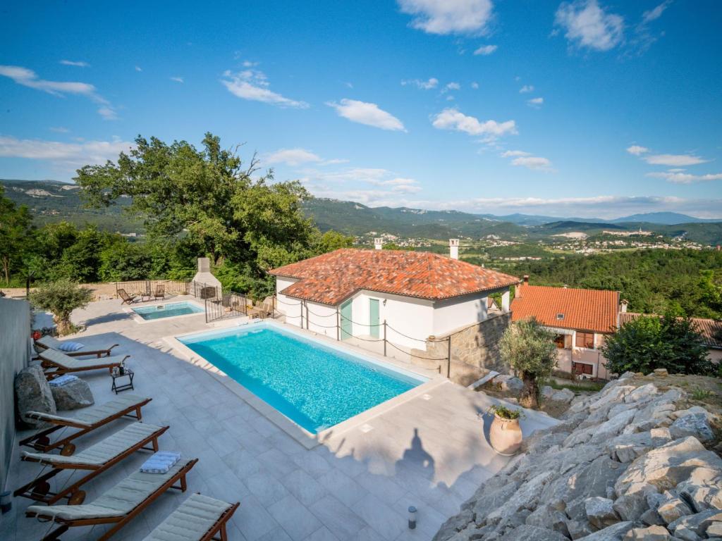 une villa avec une piscine et une maison dans l'établissement Holiday Home Lapis by Interhome, à Buzet