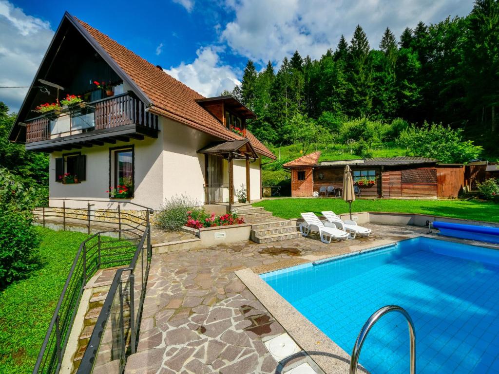 une maison avec une piscine et une maison dans l'établissement Holiday Home Božica by Interhome, à Brod na Kupi