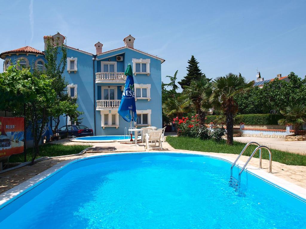 uma villa com piscina em frente a uma casa em Apartment Hilde Red-10 by Interhome em Medulin