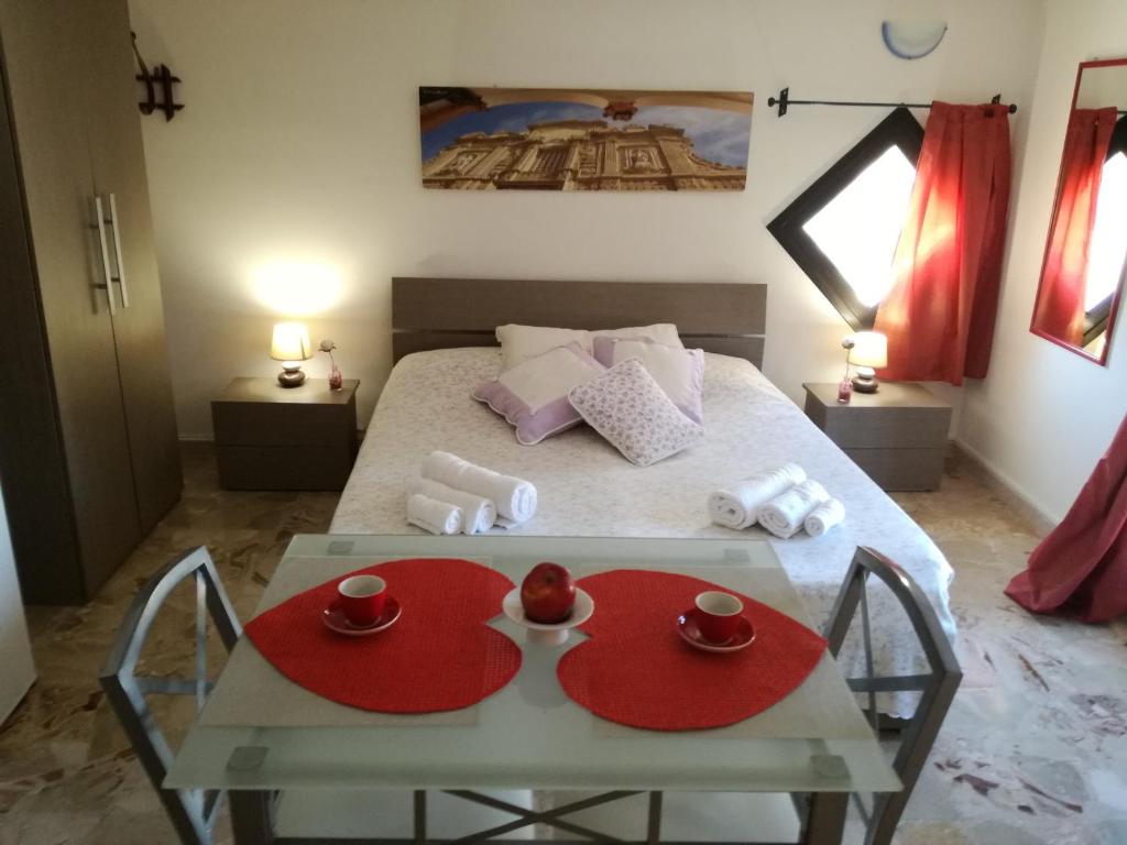 Un dormitorio con una cama y una mesa con tazas. en B&B Vista Gallipoli, en Alezio