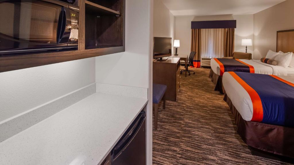 Best Western Plus Ardmore Inn & Suites - 皇后区有两张大号床
