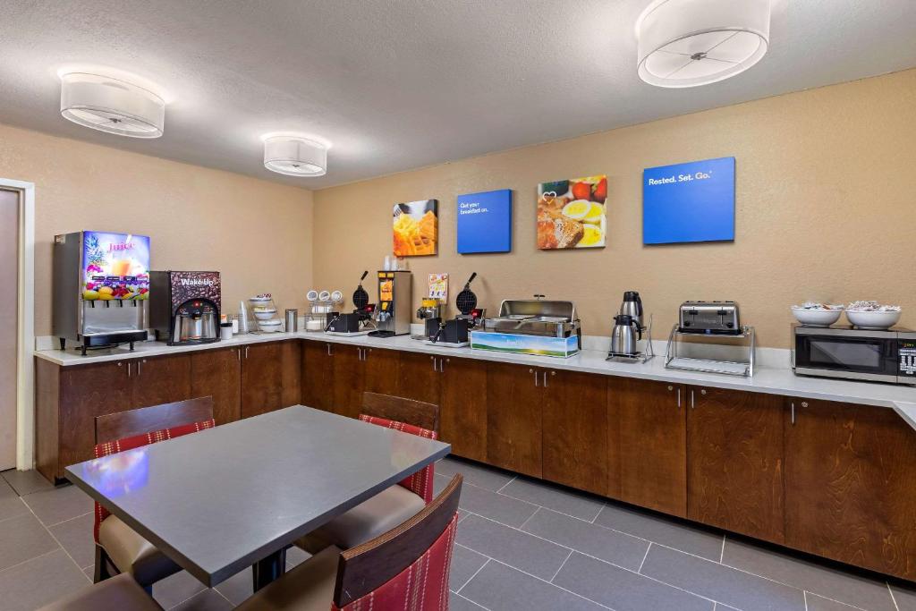 Köök või kööginurk majutusasutuses Comfort Inn N Myrtle Beach Barefoot Landing