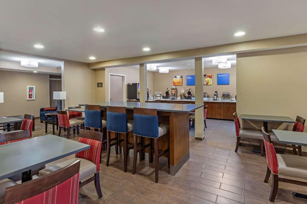 Restoran või mõni muu söögikoht majutusasutuses Comfort Inn N Myrtle Beach Barefoot Landing