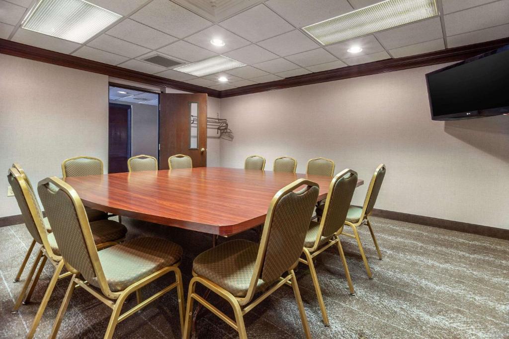 Comfort Suites Green Bay West photo