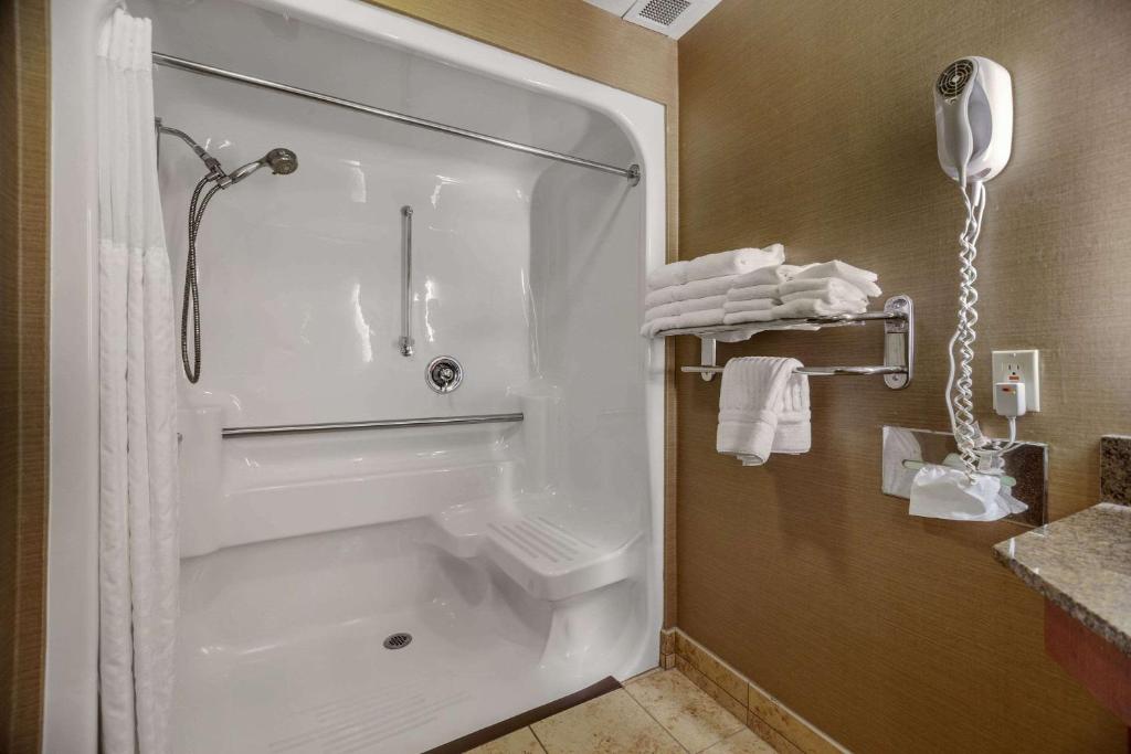 Comfort Suites Green Bay West photo