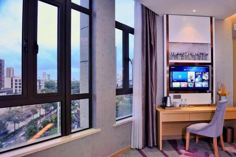 TV a/nebo společenská místnost v ubytování Lavande Hotel Shanghai Jiading Xincheng Stadium Branch