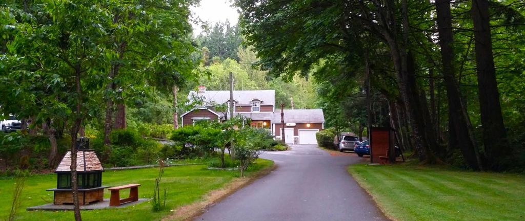 a road leading to a house with a driveway at Malahat Bungalows Motel in Malahat