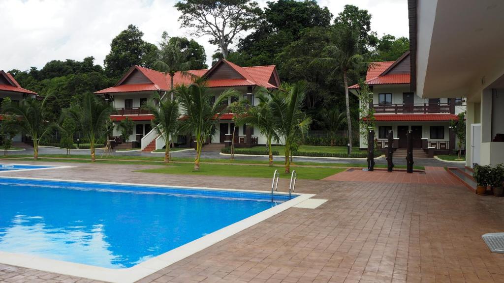 Bazén v ubytování LOTUS SEAVIEW BEACH RESORT, PENGERANG nebo v jeho okolí