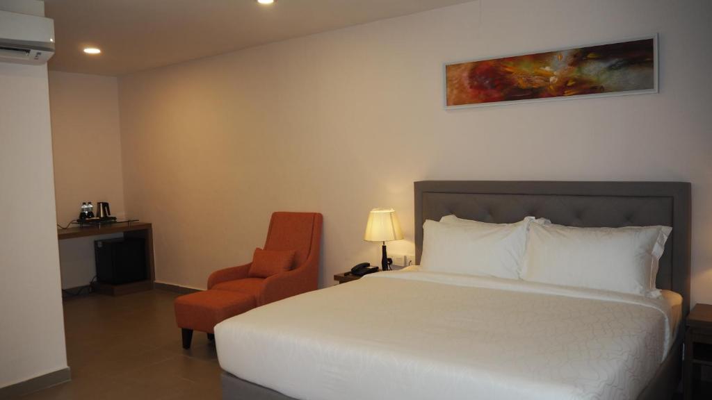 Postel nebo postele na pokoji v ubytování LOTUS SEAVIEW BEACH RESORT, PENGERANG
