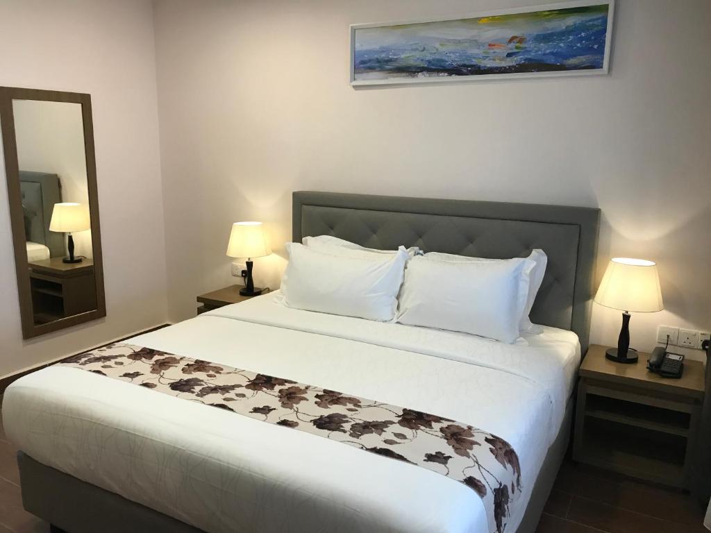 Postel nebo postele na pokoji v ubytování LOTUS SEAVIEW BEACH RESORT, PENGERANG