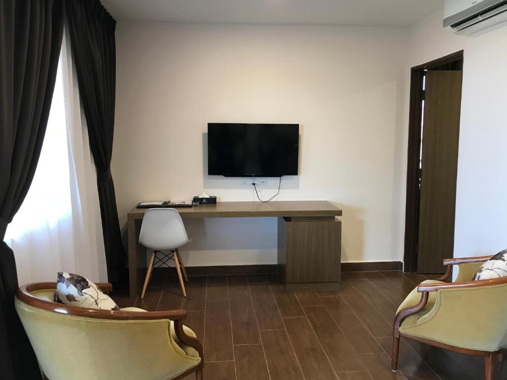 TV a/nebo společenská místnost v ubytování LOTUS SEAVIEW BEACH RESORT, PENGERANG