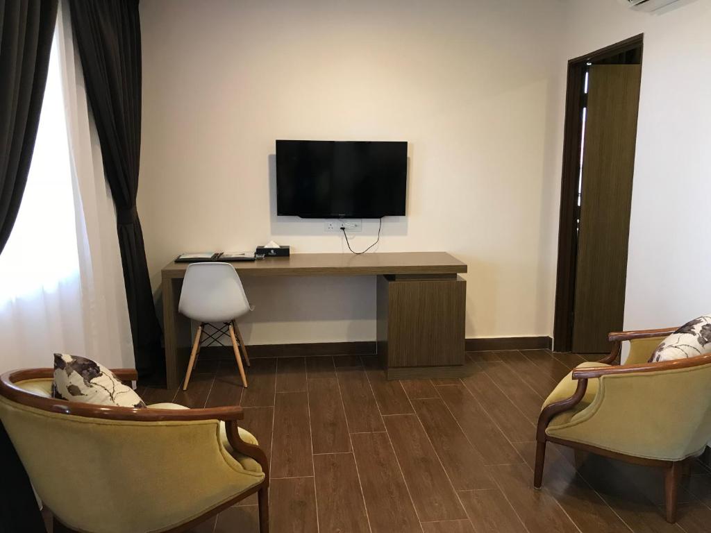 TV a/nebo společenská místnost v ubytování LOTUS SEAVIEW BEACH RESORT, PENGERANG