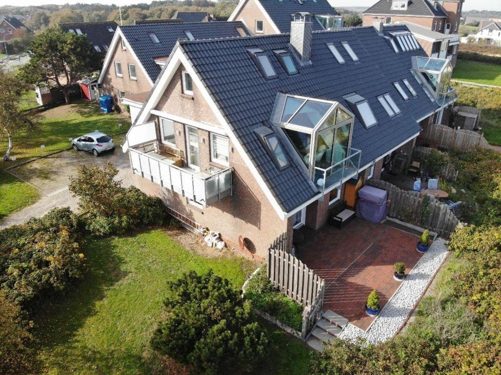 an aerial view of a house with a roof at Haus-am-Deich in Wittdün