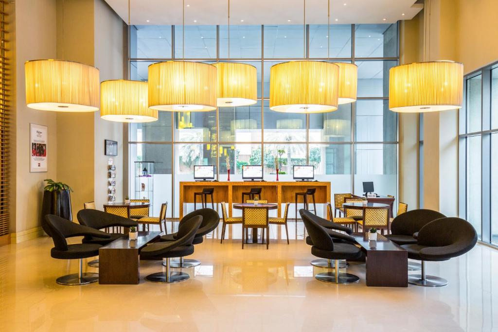 Ibis Deira Creekside Dubaiにあるシーティングエリア