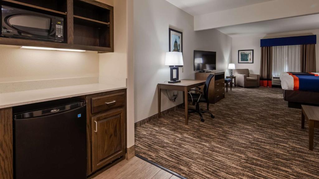 Best Western Plus Ardmore Inn & Suites - 皇后套房，配有两张大号床和沙发床