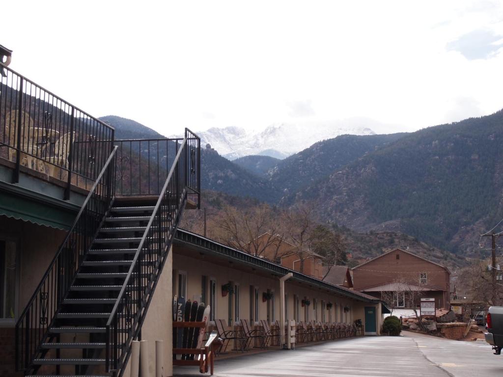a street with stairs and mountains in the background at Eagle Motel in Manitou Springs