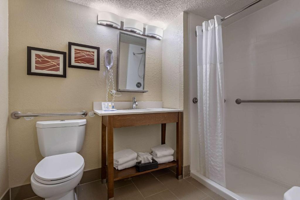Vannituba majutusasutuses Comfort Inn N Myrtle Beach Barefoot Landing