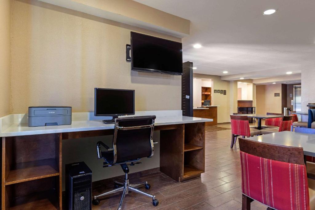 Televiisor ja/või meelelahutuskeskus majutusasutuses Comfort Inn N Myrtle Beach Barefoot Landing