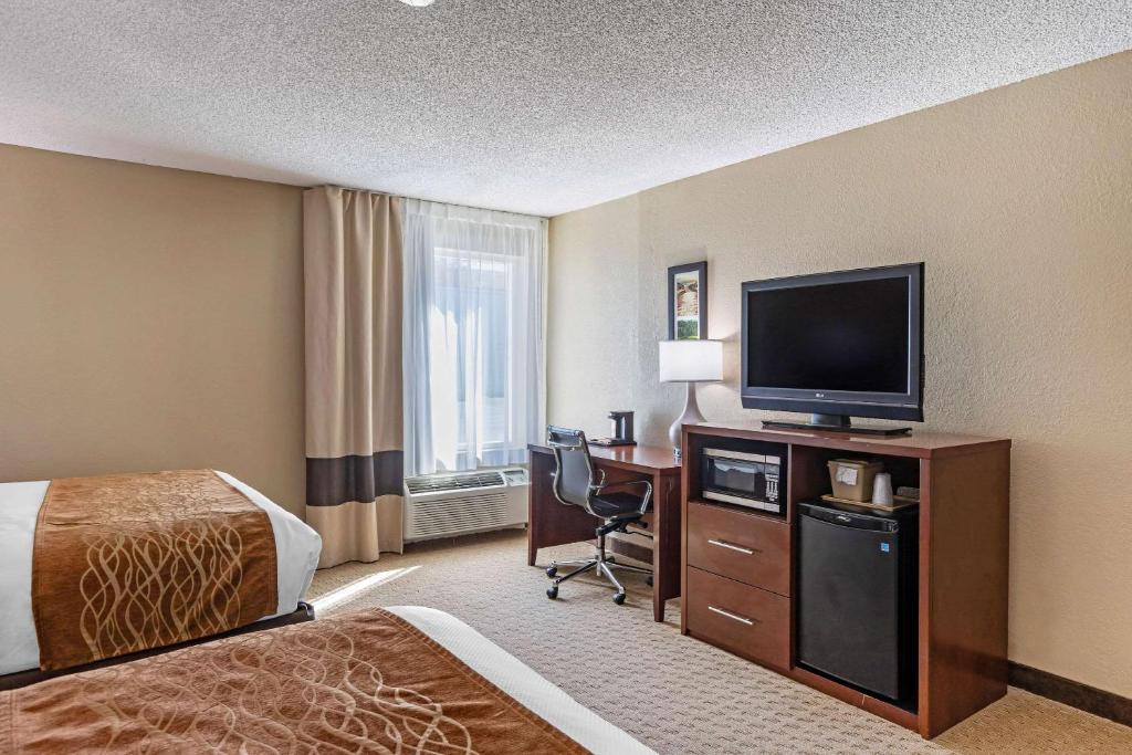 Televiisor ja/või meelelahutuskeskus majutusasutuses Comfort Inn N Myrtle Beach Barefoot Landing
