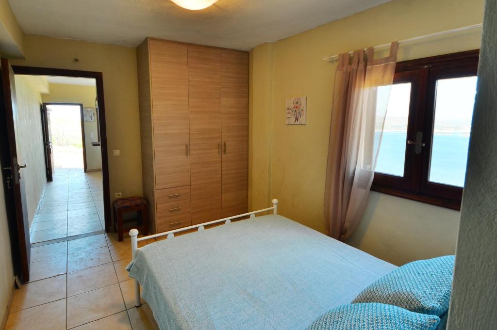 Postel nebo postele na pokoji v ubytování Kalithea Studio Aptera