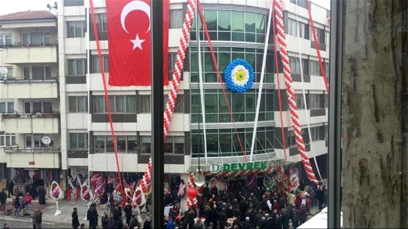 un grupo de personas de pie en frente de un edificio en DEVREK OTEL en Zonguldak