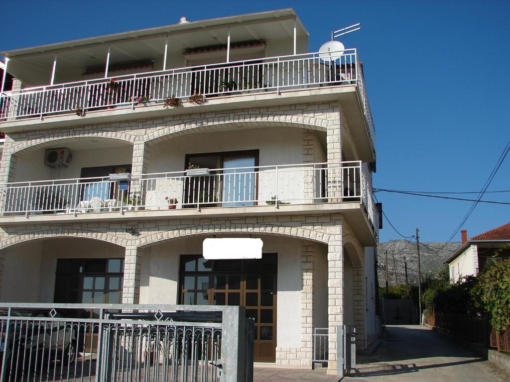 een groot wit gebouw met balkons erop bij Apartments Tone - spacious and comfortable in Trogir