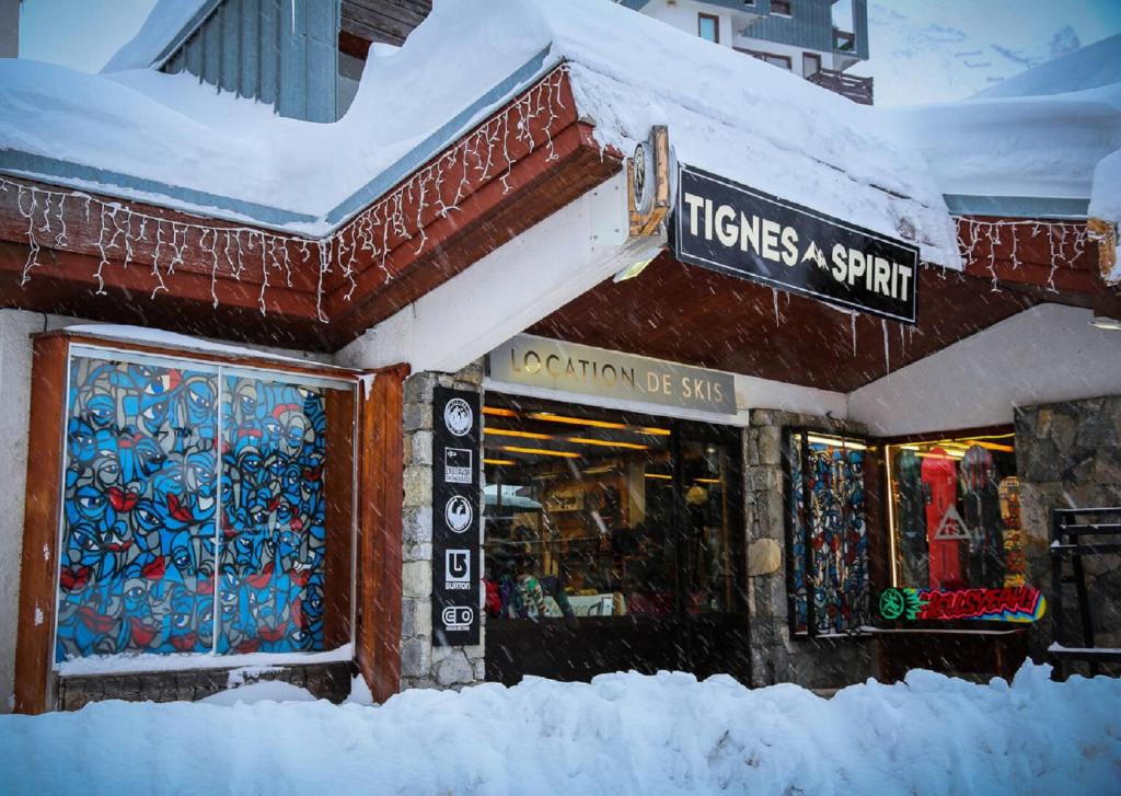 a store with snow on the front of it at Appartements résidence Roches Rouges in Tignes