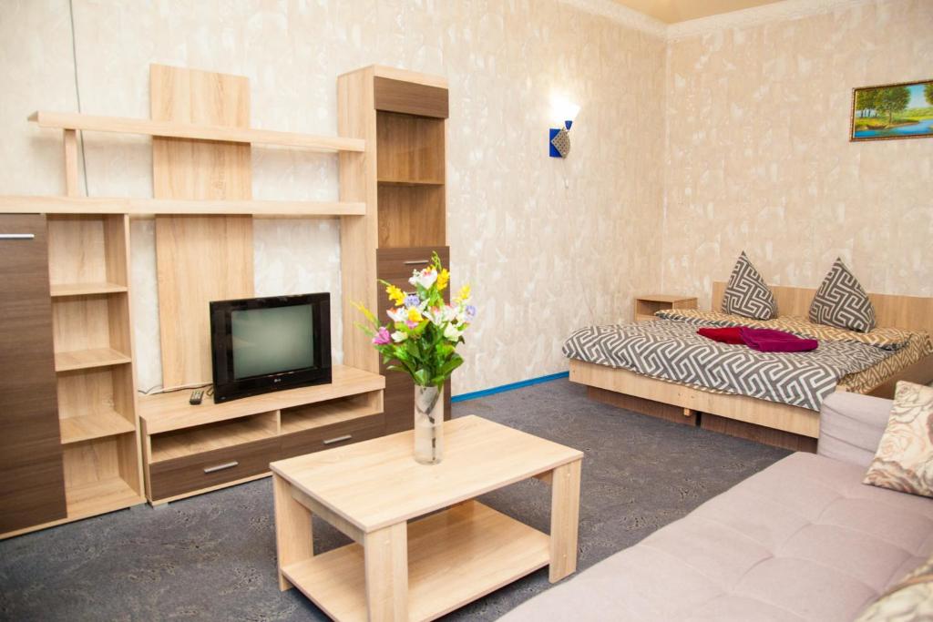 ザポリージャにあるSemi-luxury Apt on 82 Nezalezhnoi Ukrаiny Street near Intourist Hotelのリビングルーム(ソファ、テレビ付)