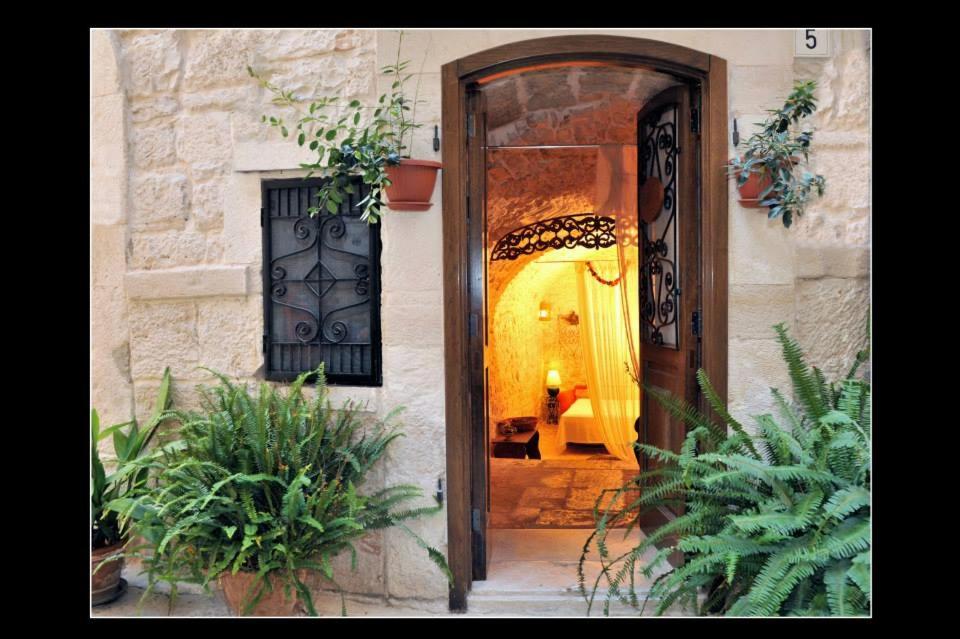 una puerta abierta de una casa con una habitación en Corte Sagarriga Visconti, en Giovinazzo