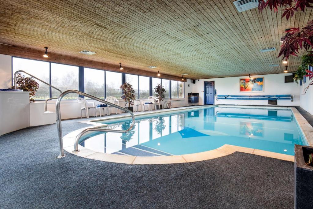 Ingram的住宿－The Bosk @ Breamish Valley Cottages，一座带室内游泳池的建筑中的游泳池