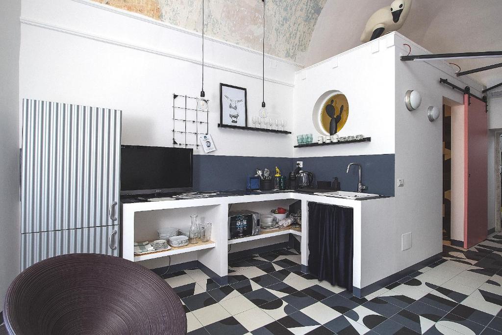 una cucina con pavimento a scacchi in bianco e nero di Balloon Design Studio Apartment a Molfetta