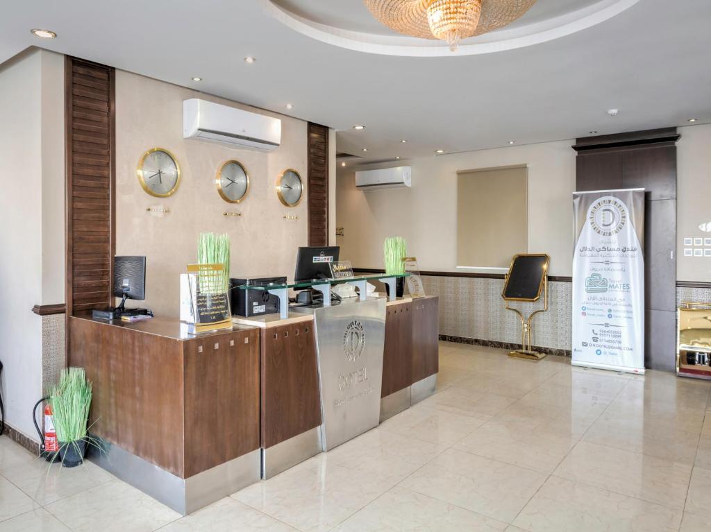 فندق دوتيل للشقق الفندقية Dotel في الرياض: مطعم يوجد به كونتر وكراسي في لوبي