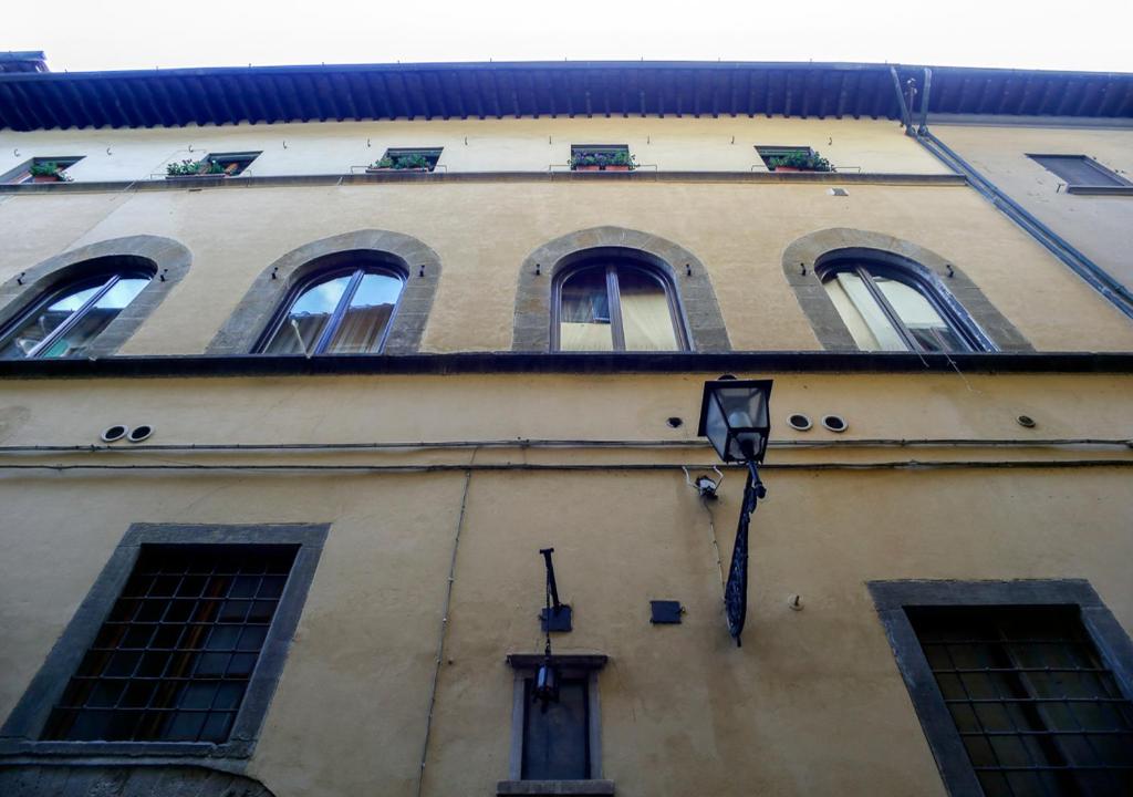 un edificio con muchas ventanas y luz de la calle en Affittacamere Nel Cuore Di Firenze, en Florencia