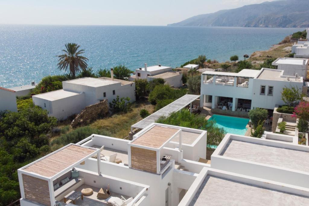 una vista aérea de una casa y del océano en Skyros Ammos Hotel, en Skiros