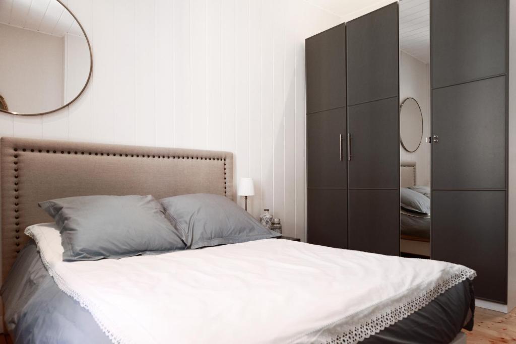 A bed or beds in a room at Coeur du Boulingrin