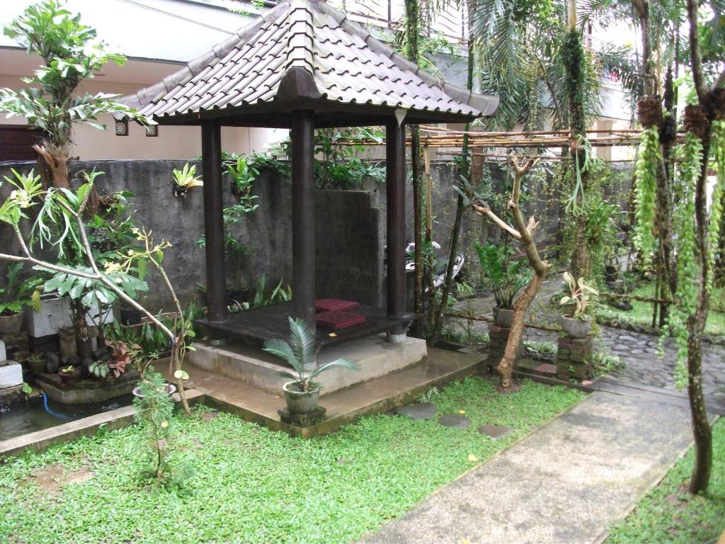 Zahrada ubytování Gerhana Sari 2 Bungalows