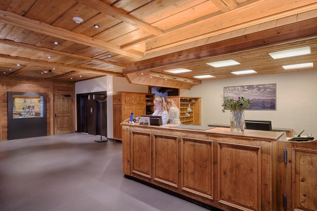 Vstupní hala nebo recepce v ubytování Bernerhof Swiss Quality Hotel Gstaad