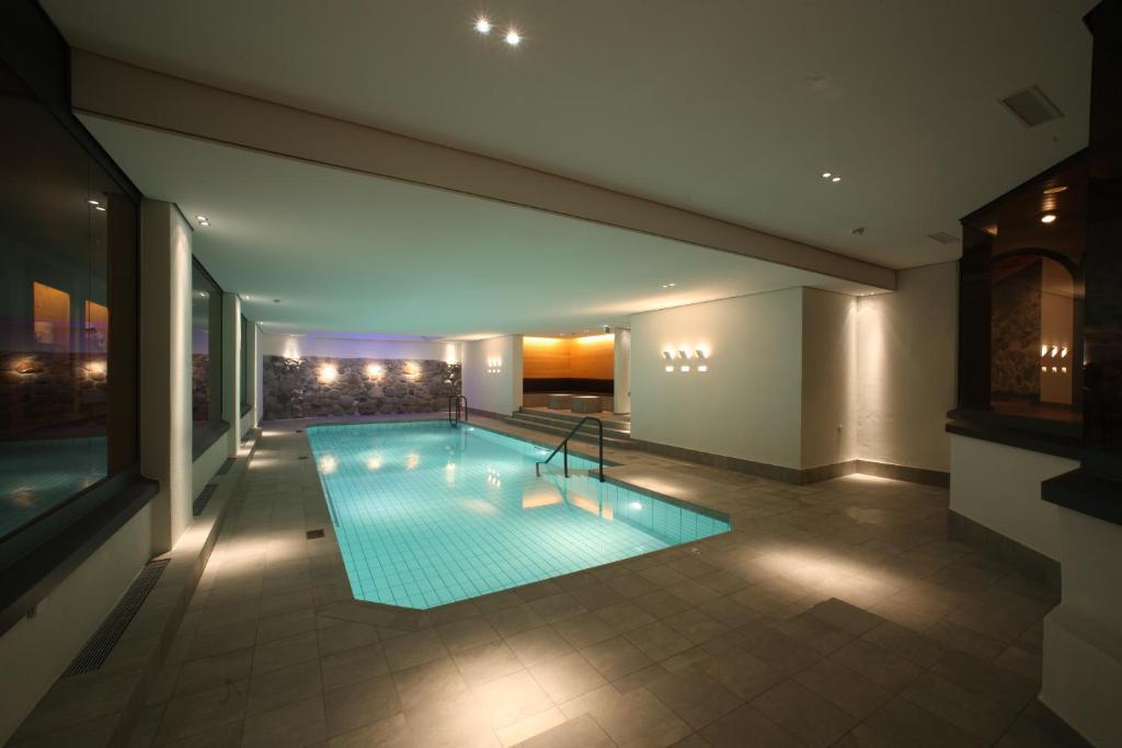 Bazén v ubytování Bernerhof Swiss Quality Hotel Gstaad nebo v jeho okolí