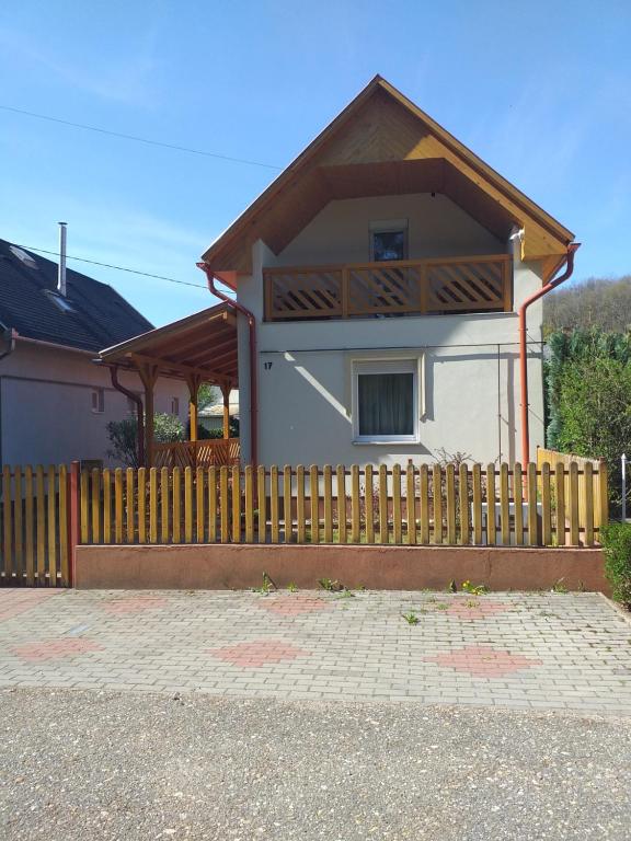 ボガーチにあるSárgarigó Vendégházの木塀の家