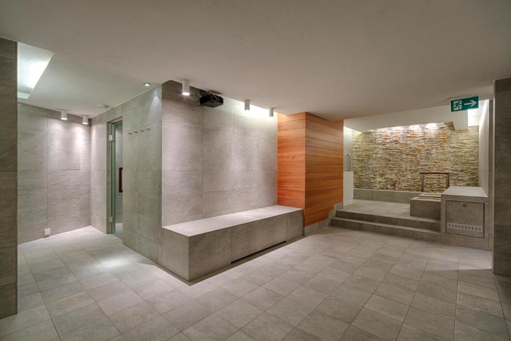 Koupelna v ubytování Bernerhof Swiss Quality Hotel Gstaad